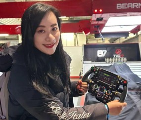 betvictor伟德-记者亲历上赛场夜游：手握赛车方向盘，站上F1领奖台