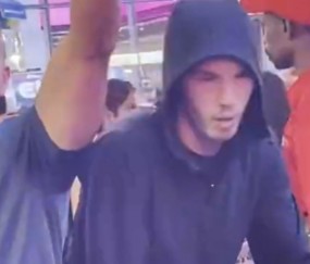 美国人真不认识帕尔默骑滑板车穿过时代广场，身旁无人认出